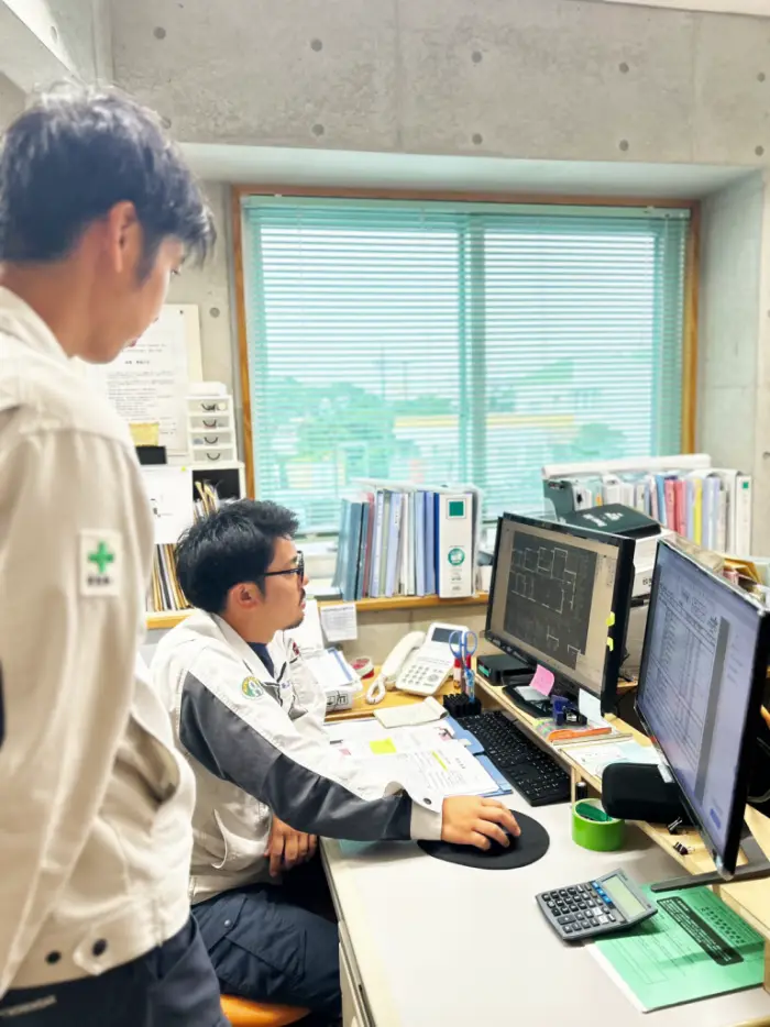 現場で作業する社員