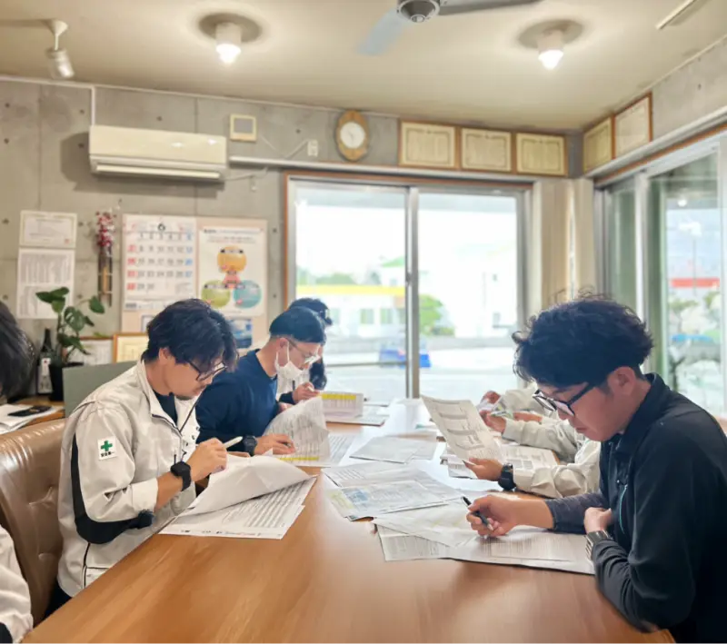 現場を確認する社員